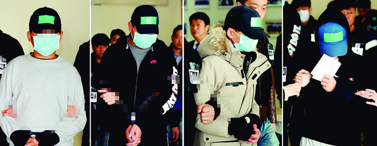 인천 한 아파트 옥상에서 추락해 숨진 10대 중학생을 추락 직전 집단으로 폭행한 혐의를 받는 중학생 ㄱ군 등 4명이 지난해 11월16일 오후 인천지법에서 열린 구속 전 피의자 심문(영장실질심사)을 받고자 인천시 남동구 남동경찰서를 나서고 있다. 연합뉴스