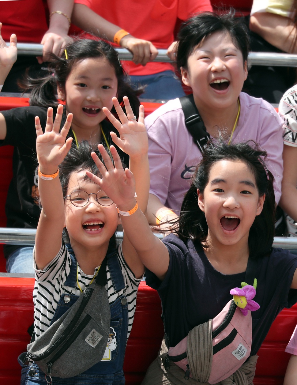 어린이날이었던 지난 5일 오전 서울 광진구 어린대공원 놀이동산에서 어린이날을 맞아 나들이 나온 어린이들이 놀이기구를 타며 환하게 웃고 있다. 백소아 기자 thanks@hani.co.kr