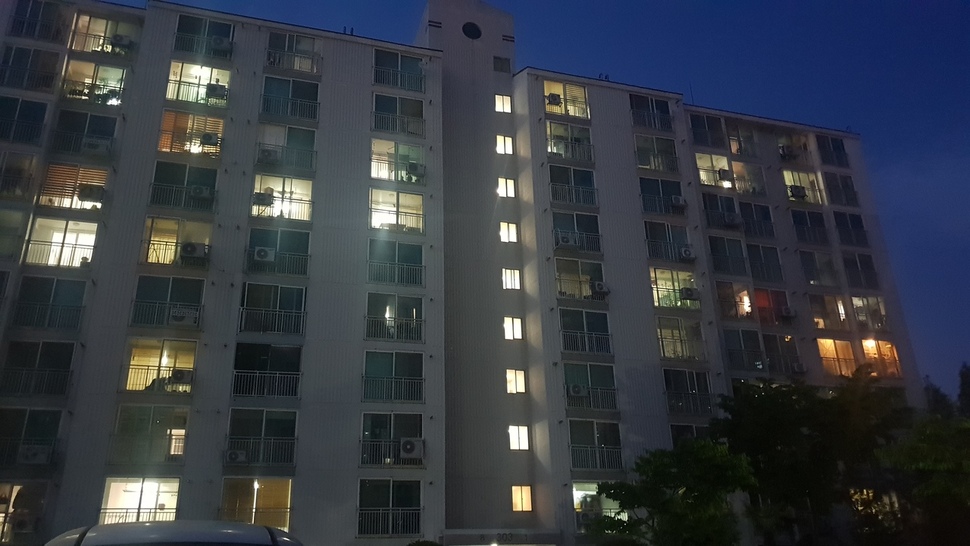지난 9일 밤 아파트 303동 중앙 통로에만 불이 환하게 켜져 있다.