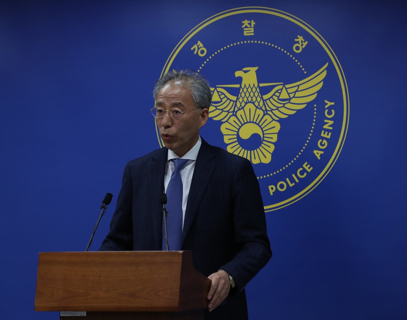 유남영 경찰청 인권침해사건 진상조사위원장이 14일 오전 서울 서대문구 경찰청 기자실에서 경찰의 고 염호석 삼성전자서비스지회 양산분회장의 장례 개입 사건 조사 결과를 발표하고 있다. 백소아 기자 thanks@hani.co.kr