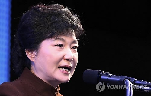 박근혜 당시 새누리당(현 자유한국당) 대선후보가 2012년 11월21일 오후 서울 서초구 센트럴시티에서 열린 제49주년 `경우의 날' 기념식에서 축사하고 있다. 당시 박 후보는 검·경 수사권 조정 갈등과 관련해 “차기 정부에서 경찰수사의 독립성을 인정하는 방식으로 수사권 분점을 통한 합리적 배분을 추진할 것”이라고 말했다. 연합뉴스