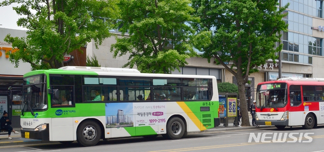 광주 시내버스 노조와 운수업체 간 임금협상 결렬로 지방노동위원회 1차 조정이 열린 8일 오후 광주 동구 한 버스정류장에 시내버스들이 정차하고고 있다. 뉴시스