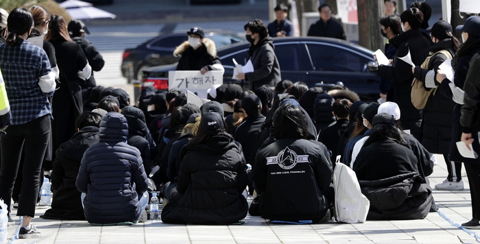 ‘우리의 증언’ 회원들이 지난 3월 서울 서초동 서울지방법원 들머리에서 방사장 사건(장자연 리스트) 진상규명을 요구하는 집회를 하고 있다. 김명진 기자 littleprince@hani.co.kr