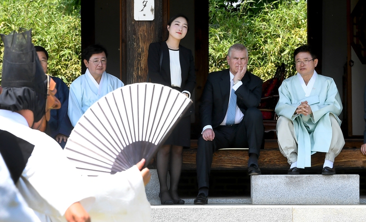 영국 앤드루 왕자가 14일 오전 경북 안동 하회마을 학록정사에서 하회별신굿탈놀이 공연을 관람하고 있다. 경북도 제공