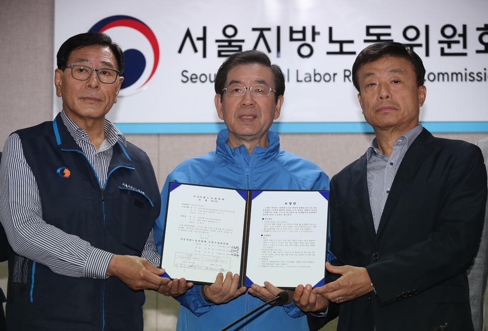 서울 시내버스 노사가 15일 파업을 불과 2시간 앞두고 임금단체협약 협상을 타결, 서정수 노조위원장(왼쪽부터), 박원순 서울시장, 피정권 운송사업조합 이사장 등이 기념촬영을 하고 있다. 연합뉴스