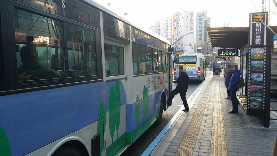부산 시내버스가 정류장에 멈춰선 모습.