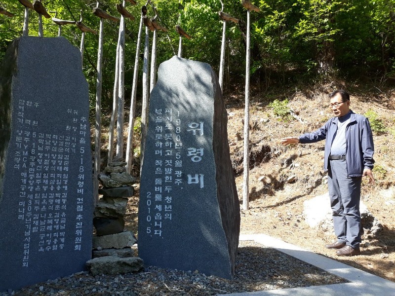 80년 5월23일 미니버스에 탔다가 공수부대 총격을 받고 다쳤으나 사살당한 시민 2명의 위령비가 세워진 광주시 동구 주남마을을 정수만 유족회장이 둘러보고 있다. 정대하 기자