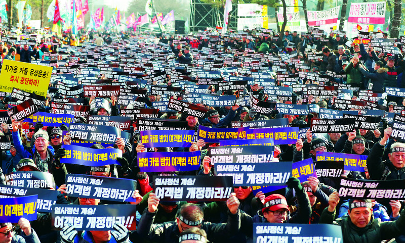 전국택시노동조합연맹 등 택시 관련 4개 노사 단체 회원들이 지난해 12월20일 오후 국회 앞에서 열린 ‘카카오 카풀 반대 집회’에서 카풀 도입에 반대하는 구호를 외치고 있다. 박종식 기자 anaki@hani.co.kr