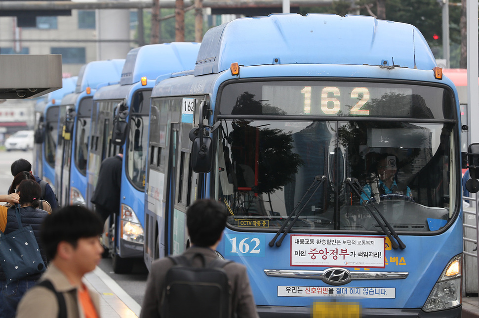 파업 돌입 직전 서울 시내버스 노사협상이 타결된 15일 오전 서울역버스환승센터에서 버스들이 정상 운행되고 있다. 연합뉴스