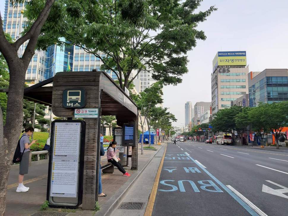 15일 오전 울산 시내버스 파업으로 한산한 시청 앞 정류장 모습 신동명 기자