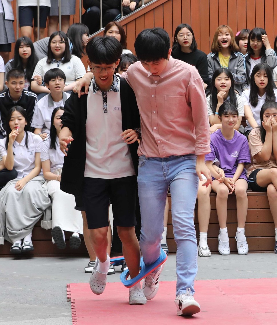 스승의 날인 15일 오전 서울 중랑구 신현중학교에서 선생님과 학생이 2인3각 경기를 하고 있다. 박종식 기자