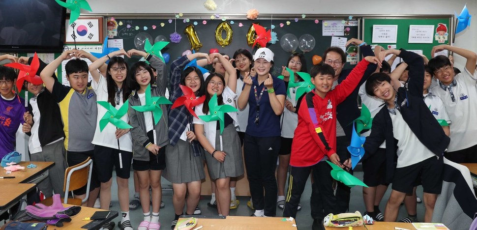 스승의 날인 15일 오전 서울 중랑구 신현중학교 1학년 한 교실에서 담임 선생님과 학생들이 기념사진을 찍고 있다. 박종식 기자 anaki@hani.co.kr