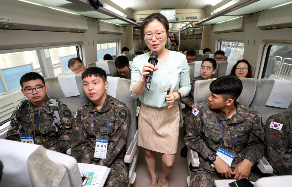 15일 취업 희망열차에 탑승한 장병들이 용산역에서 전주역으로 가는 열차 안에서 적성검사에 대한 설명을 듣고 있다. 연합뉴스