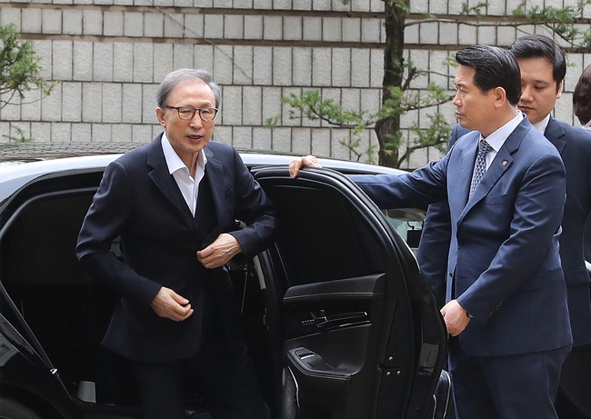 이명박 전 대통령이 지난 4월10일 오후 서울 서초구 서울고등법원에서 열린 항소심 속행공판에 출석하기 위해 법원에 도착해 차에서 내리고 있다. 신소영 기자 viator@hani.co.kr