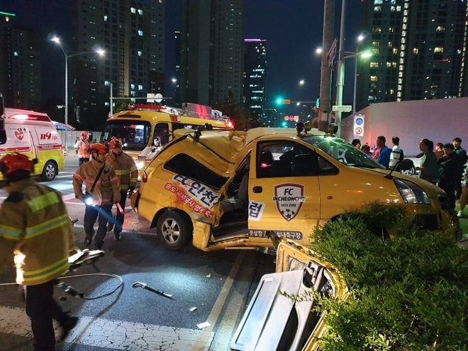 15일 오후 7시 58분께 인천시 연수구 송도국제도시 한 아파트 앞 사거리에서 스타렉스 승합차와 카니발 승합차가 추돌해 초등학생 2명이 숨지고, 6명이 다쳤다. 인천소방본부 제공