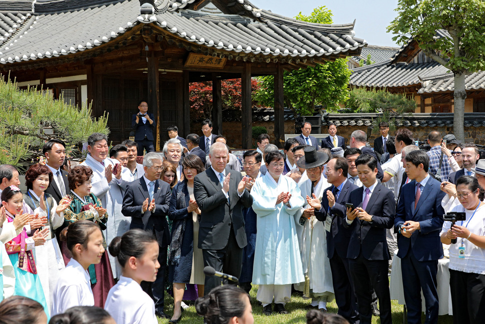 엘리자베스 2세 영국 여왕의 차남 앤드루 왕자(가운데)가 14일 안동 하회마을을 찾아 담연재에서 환영공연을 보고 있다. 안동/연합뉴스