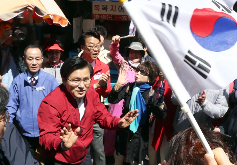 황교안 자유한국당 대표가 지난 7일 오전 부산 중구 자갈치시장에서 '국민 속으로 민생투쟁 대장정' 기자회견을 하고 나서 시장 상인들과 인사하고 있다. 연합뉴스