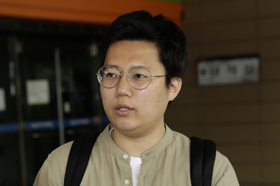 평화적 신념에 의해 병역 거부를 하고 있는 오경택씨가 16일 오전 서울 마포구 공덕동 서울서부지방법원에서 2심 판결에서 유죄 판결을 받은 뒤 기자들의 질문에 답변을 하고 있다. 오씨는 병역법 위반 혐의로 징역 1년 6개월을 선고 받았고 즉시 상고하겠다는 뜻을 밝혔다. 김명진 기자 littleprince@hani.co.kr