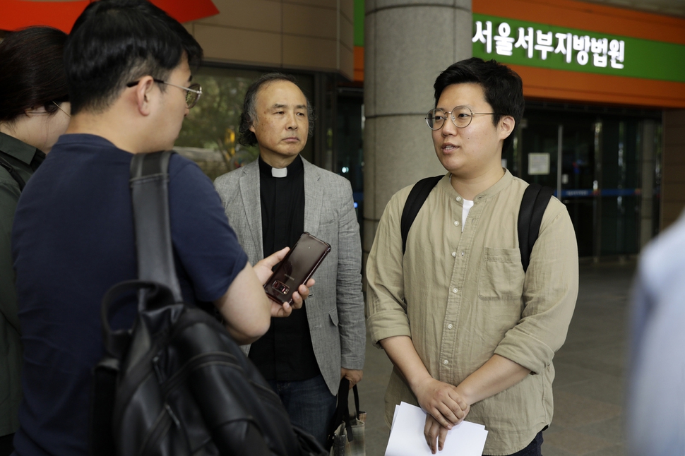 평화적 신념에 의해 병역 거부를 하고 있는 오경택씨가 16일 오전 서울 마포구 공덕동 서울서부지방법원에서 2심 판결에서 유죄 판결을 받은 뒤 기자들의 질문에 답변을 하고 있다. 김명진 기자