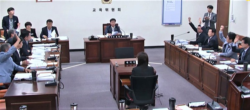 지난 15일 열린 경남도의회 교육위원회 심의에서 재적 위원 9명 중 6명이 손을 들어 경남학생인권조례 제정에 반대하고 있다. 경남도의회 제공