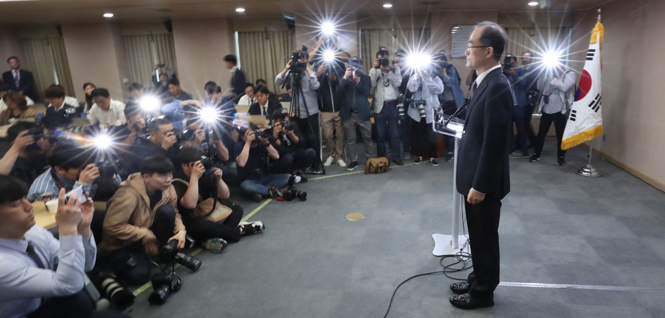 16일 오전 서울 서초구 대검찰청에서 열린 수사권 조정 법안에 대한 검찰 입장 관련 기자간담회에서 인사를 하는 문무일 검찰총장 뒤로 취재진의 플래시가 터지고 있다. 연합뉴스