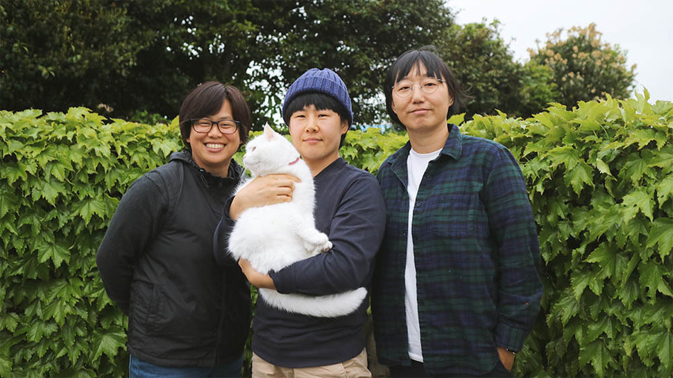 제주 성산읍 오조리에 모여 사는 동물 작가들. 왼쪽부터 ‘너와 추는 춤’ 이연수, ‘히끄네집’ 이신아, ‘호호브로 탐라 생활’을 쓴 한민경 작가.