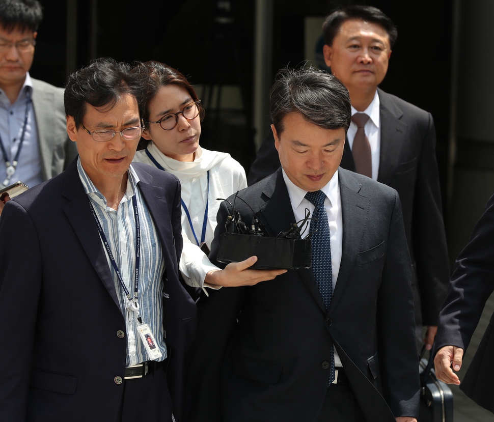 박근혜 전 대통령 정부 시절 국회의원 선거에 불법 개입한 혐의를 받는 강신명(앞)·이철성(뒤) 전 경찰청장이 15일 오후 서울 서초구 서울중앙지법에서 영장실질심사를 마친 뒤 나오고 있다. 백소아 기자 thanks@hani.co.kr