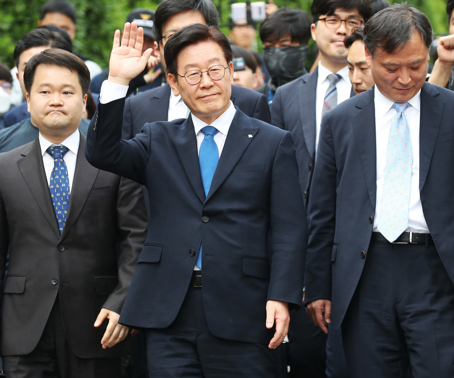 공직선거법상 허위사실 공표와 직권남용권리행사방해 혐의 등으로 기소된 이재명 경기지사가 16일 오후 경기도 성남시 수정구 수원지방법원 성남지원에서 열린 1심 공판에서 무죄를 선고받은 뒤 손을 들어 인사하고 있다./<연합뉴스>