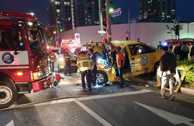 15일 오후 7시 58분께 인천시 연수구 송도국제도시 한 아파트단지 앞 사거리에서 스타렉스 승합차가 카니발 승용차를 추돌한 뒤 보행자 1명을 들이받은 사고가 발생했다. 이 사고로 2명이 숨지고 6명이 부상했다고 소방당국은 밝혔다. 연합뉴스