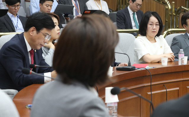 문재인 대통령을 ‘한센병 환자’에 빗대는 발언을 해 논란이 되고 있는 김현아 자유한국당 의원(맨 오른쪽)이 17일 오전 국회에서 열린 원내대책회의에서 나경원 원내대표(뒷모습 보이는 이)의 발언을 듣고 있다. 강창광 기자 chang@hani.co.kr