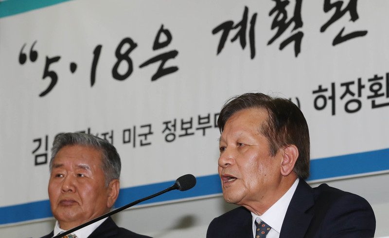 김용장 전 미군 정보부대 군사정보관(오른쪽)이 13일 오후 서울 여의도 국회 의원회관에서 기자회견을 열어 “계엄군의 집단발포 직전 전두환 당시 보안사령관이 광주에 직접 내려왔다”고 증언하고 있다. 신소영 기자 viator@hani.co.kr