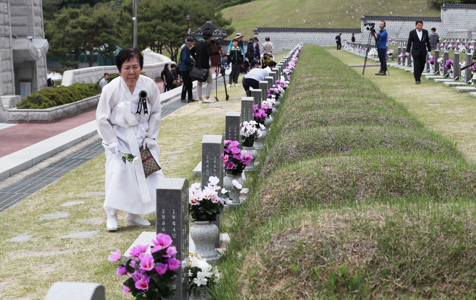 5·18 민주화운동 39주년을 하루 앞둔 17일 오전 광주 북구 국립 5·18민주묘지에서 한 유가족이 남편의 묘소를 찾고 있다. 광주/백소아 기자