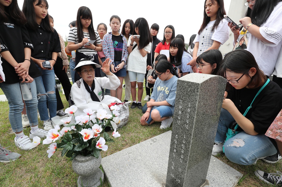 5·18 민주화운동으로 아버지를 잃은 박복자 씨가 17일 오전 광주 북구 국립 5·18민주묘지 아버지의 묘소 앞에서 현장학습을 나온 학생들에게 아버지가 사라지게 된 이야기를 하고 있다. 박 씨의 아버지는 1980년 5월 18일 집으로 돌아가던 길에 여학생에게 폭력을 휘두르는 군인을 말리다 사라졌다. 광주/백소아 기자