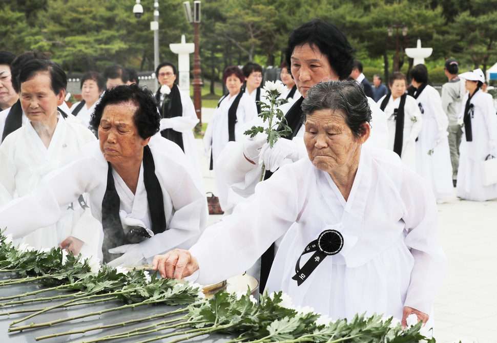 5·18 민주화운동 39주년을 하루 앞둔 17일 오전 광주 북구 국립 5·18민주묘지에서 열린 5·18 민주화운동 39주년 추모제에서 유가족들이 헌화하고 있다. 광주/백소아 기자