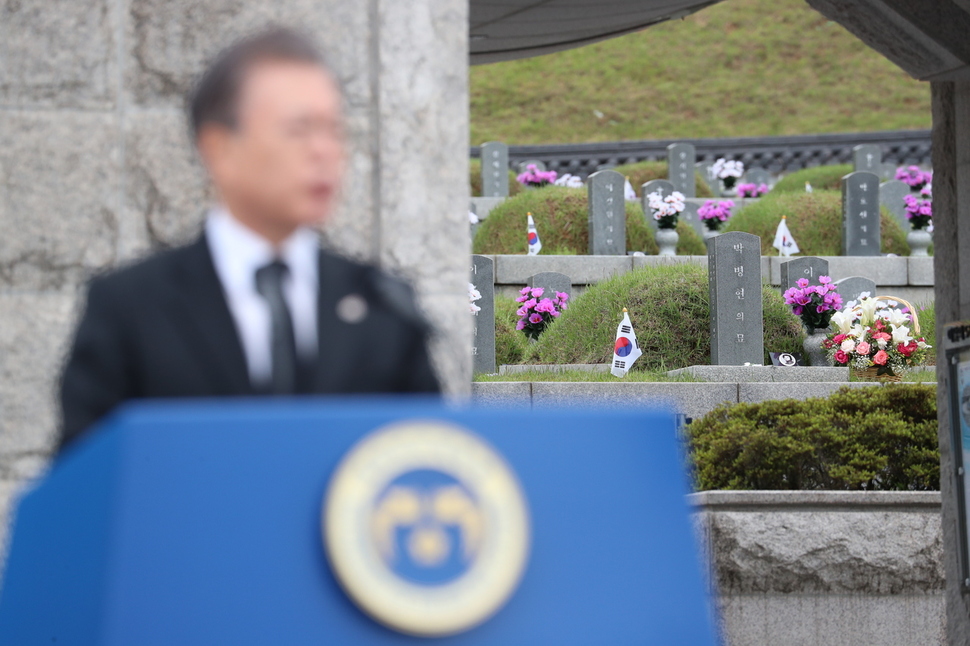 18일 광주 북구 운정동 국립5.18민주묘지에서 열린 제39주년 5.18민주화운동 기념식에서 기념사를 하는 문재인 대통령 뒤로 희생자 묘역이 보이고 있다. 광주/김정효 기자