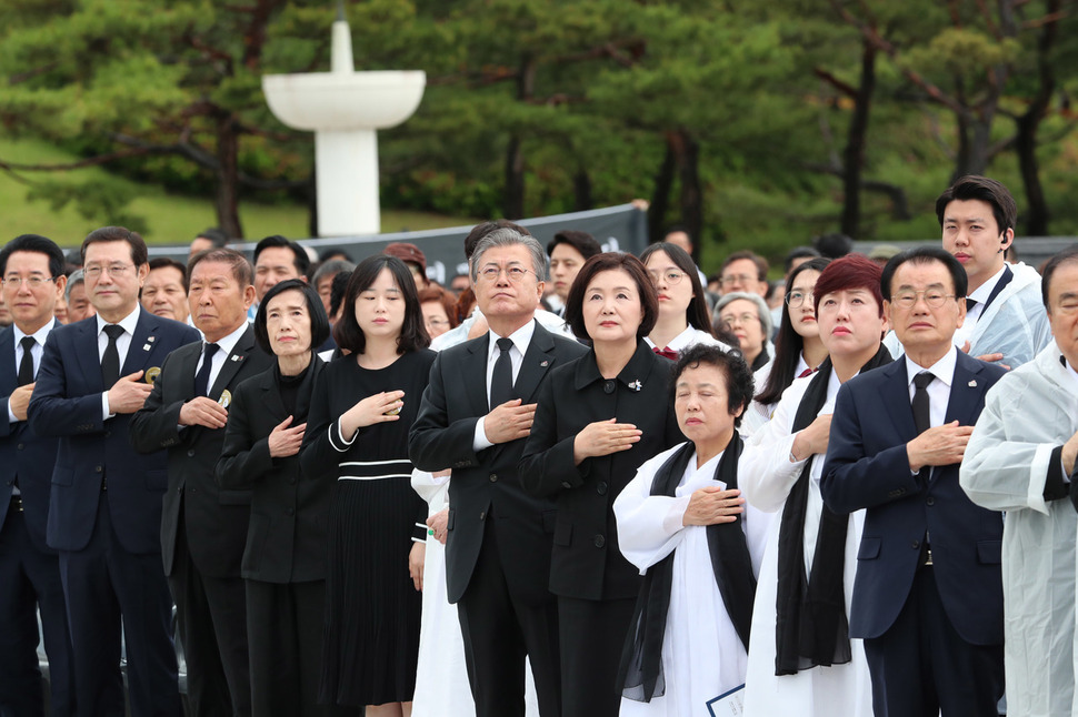 문재인 대통령이 18일 오전 광주 북구 운정동 국립5.18민주묘지에서 열린 제39주년 5.18민주화운동 기념식에 참석해 국기에 대한 경례를 하고 있다. 광주/김정효 기자