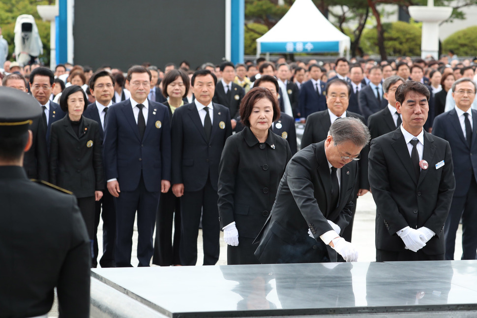 문재인 대통령이 18일 오전 광주 북구 운정동 국립5.18민주묘지에서 열린 제39주년 5.18민주화운동 기념식에 참석해 희생자를 추모하며 분향하고 있다. 광주/김정효 기자