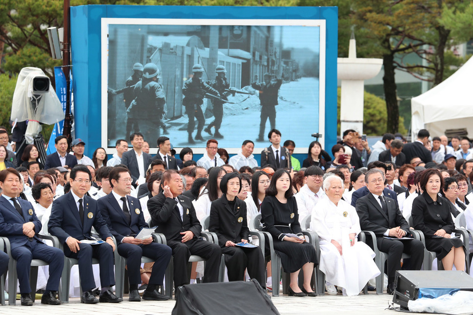 문재인 대통령이 18일 오전 광주 북구 운정동 국립5.18민주묘지에서 열린 제39주년 5.18민주화운동 기념식에 참석해 당시 사진과 영상을 함께 시청하고 있다. 광주/김정효 기자