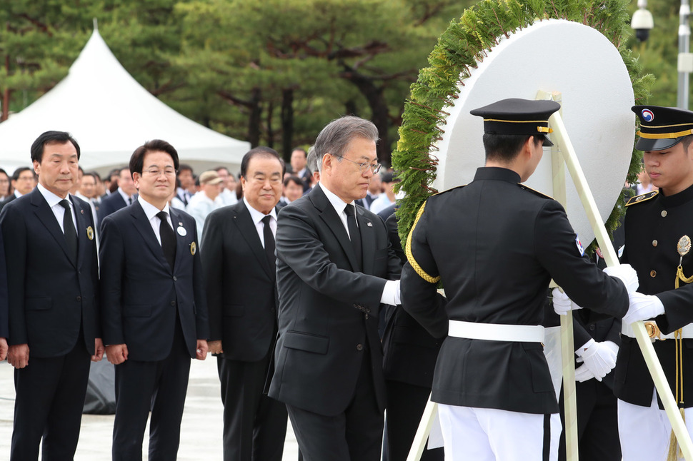 문재인 대통령이 18일 오전 광주 북구 운정동 국립5.18민주묘지에서 열린 제39주년 5.18민주화운동 기념식에 참석해 희생자를 추모하며 헌화하고 있다. 광주/김정효 기자