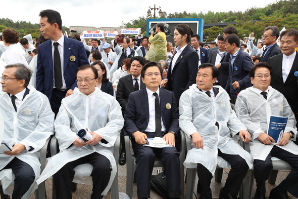 황교안 자유한국당 대표(앞줄 가운데)가 18일 오전 광주 북구 운정동 국립5.18민주묘지에서 열린 제39주년 5.18민주화운동 기념식에 참석해 자리에 앉아 있다. 광주/김정효 기자 hyopd@hani.co.kr