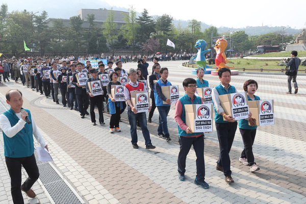 전국교사노동조합(전교조) 회원들이 지난달 24일 오후 서울 청와대 분수대 앞에서 전교조 법외노조 직권 취소를 촉구하는 교사·시민 민원서 제출 기자회견을 마친 뒤 민원실로 탄원서 제출을 하러가던 중 경찰의 제지를 받고 있다. 백소아 기자 thanks@hani.co.kr