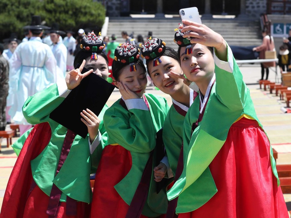 20일 오전 서울 중구 남산골 한옥마을에서 열린 제47회 성년의 날 기념 전통성년례에서 올해 성년을 맞은 이들이 기념사진을 찍고 있다. 박종식 기자 anaki@hani.co.kr