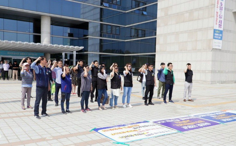 양주시립합창단·교향악단 운영 정상화를 위한 양주시민대책위원회가 지난 16일 양주시청 앞에서 집회를 열어 예술단 해고 취소와 정상화를 촉구하고 있다. 양주시립예술단 노동조합 제공