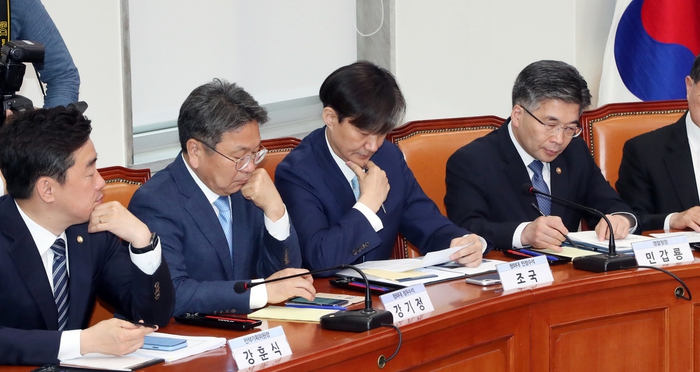 20일 오전 국회에서 ‘경찰개혁의 성과와 과제’를 주제로 열린 당정청 협의회 모습. 김경호 선임기자 jijae@hani.co.kr