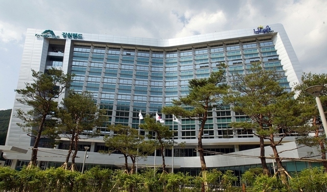 강원랜드 전직 사외이사들이 무책임한 의사결정 탓에 거액의 손해배상 판결을 받았다. 강원도 정선에 있는 강원랜드 본사. <한겨레> 자료 사진