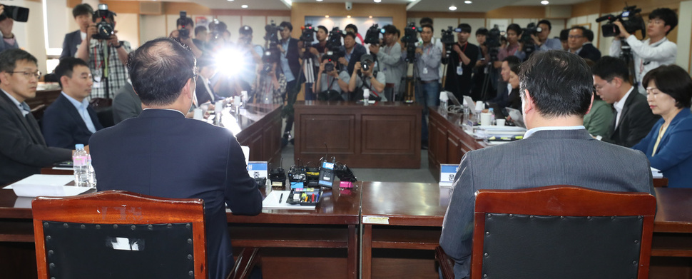 정한중 법무부 검찰과거사위원회 위원장 권한대행(왼쪽)과 문준영 위원이 20일 오후 경기 과천 정부과천청사 법무부 대회의실에서 고 장자연씨 사망 의혹 사건 심의 결과를 발표하고 있다. 과천/김정효 기자 hyopd@hani.co.kr