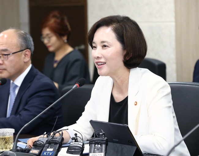 유은혜 부총리 겸 교육부장관이 20일 서울 교육시설재난공제회에서 개최한 ‘제10차 유아교육 공공성 강화 추진단 회의’에 참석해 발언하고 있다. 교육부 제공.