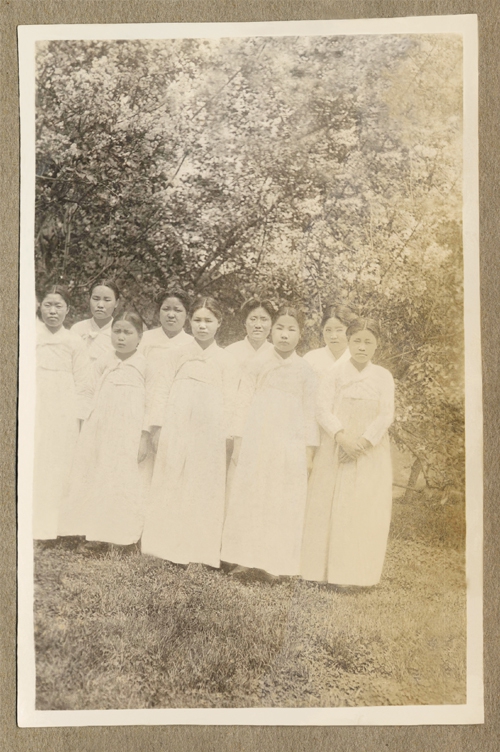 가장 가운데가 유관순 열사, 오른쪽에서 세번째가 김복희 열사. 1918년 이화학당 고등과 재학시절로 추정. 사진 이화여대 제공.