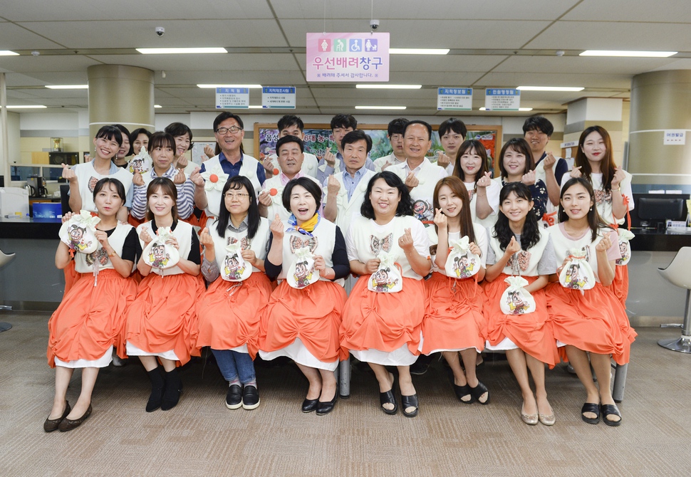 음성군청 직원들이 품바 복장을 하고 축제를 홍보하고 있다. 음성군 제공