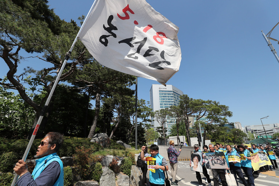 5·18 역사왜곡처벌농성단이 21일 오후 서울 서대문구 연세대 정문에서 전두환 씨의 연희동 자택을 향해 행진하고 있다. 백소아 기자